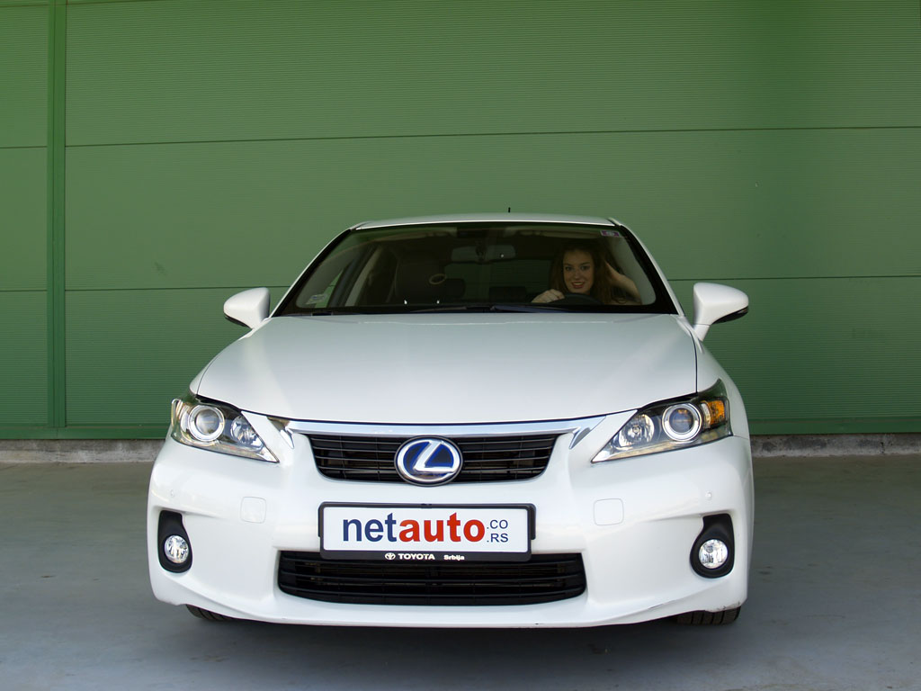 Lexus_CT200h-10