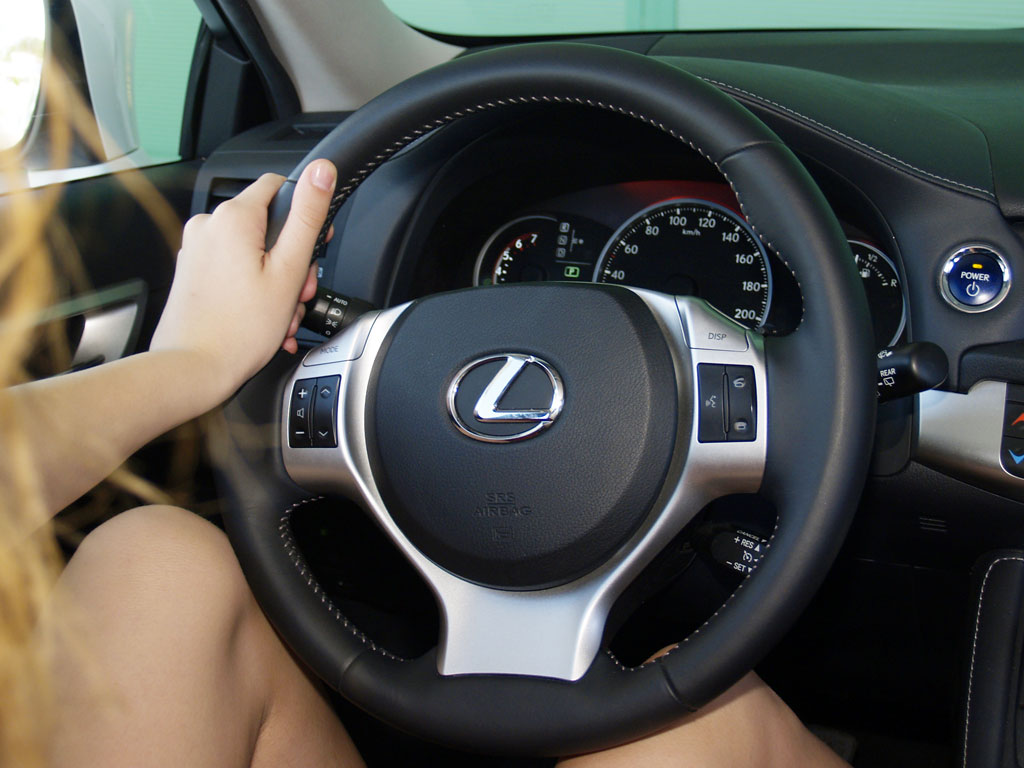 Lexus_CT200h-23
