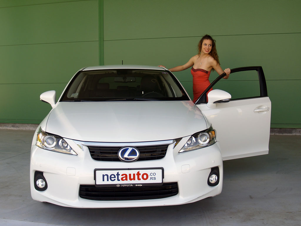 Lexus_CT200h-30