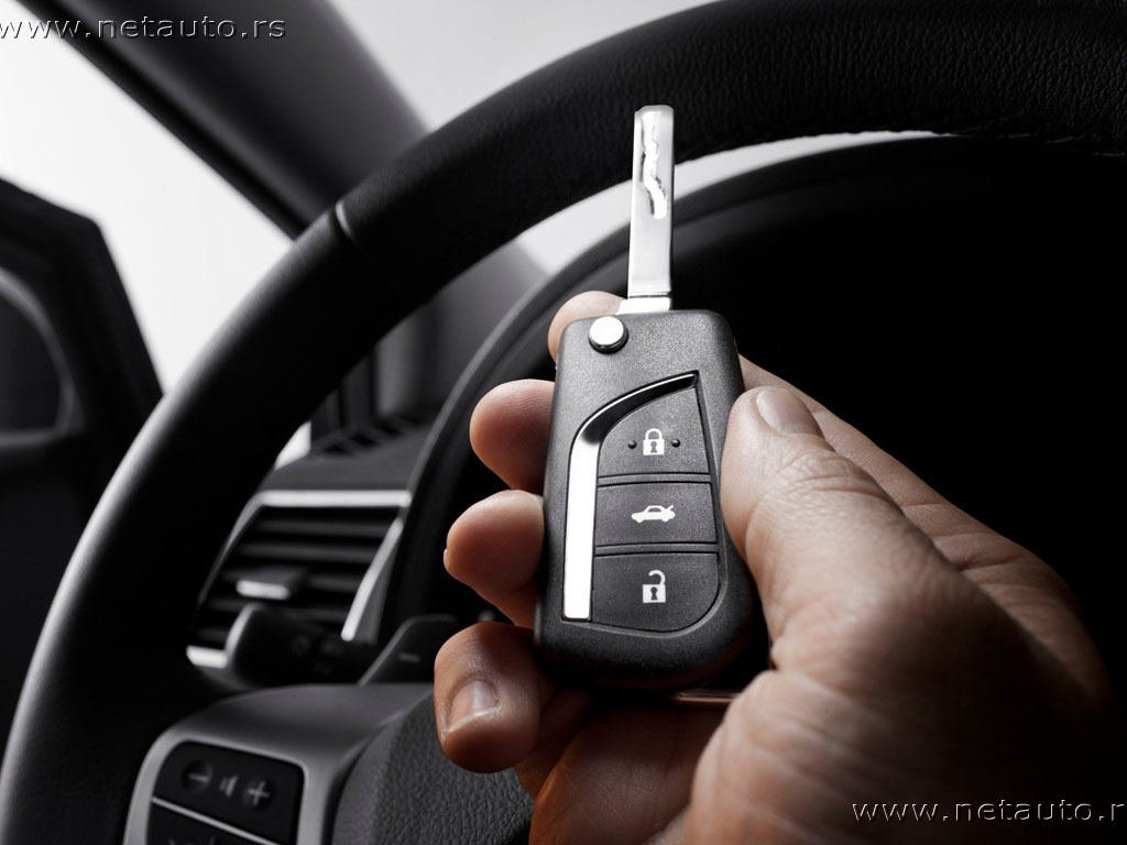 Avensis_2012_032a