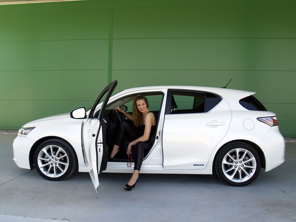 Lexus_CT200h-11