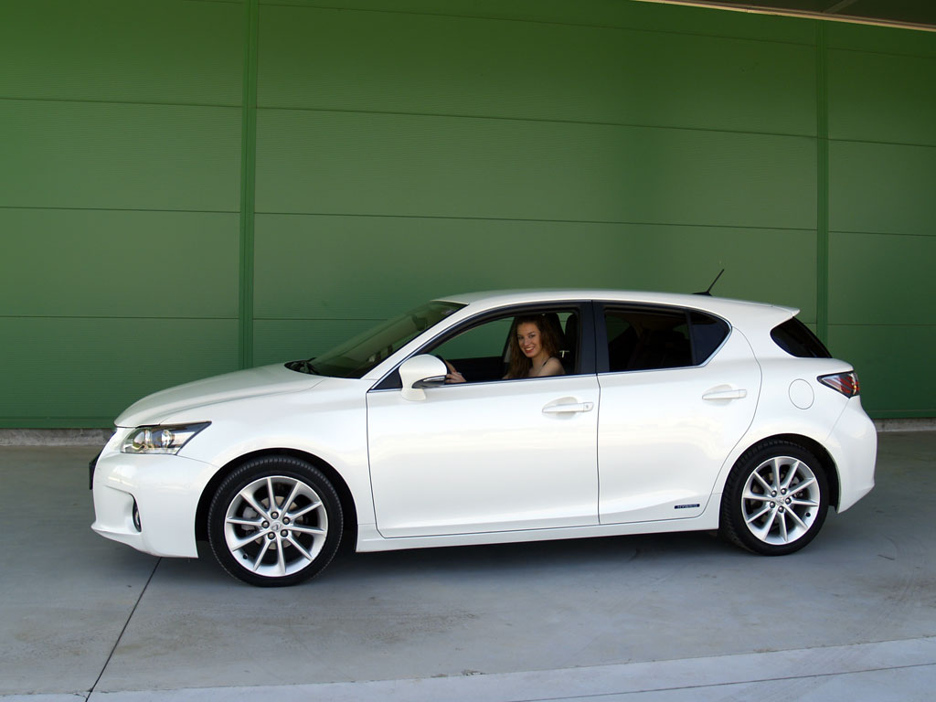 Lexus_CT200h-12