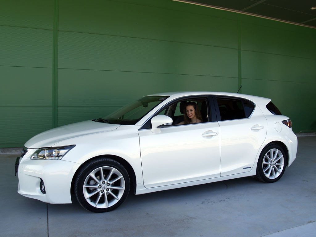 Lexus_CT200h-17