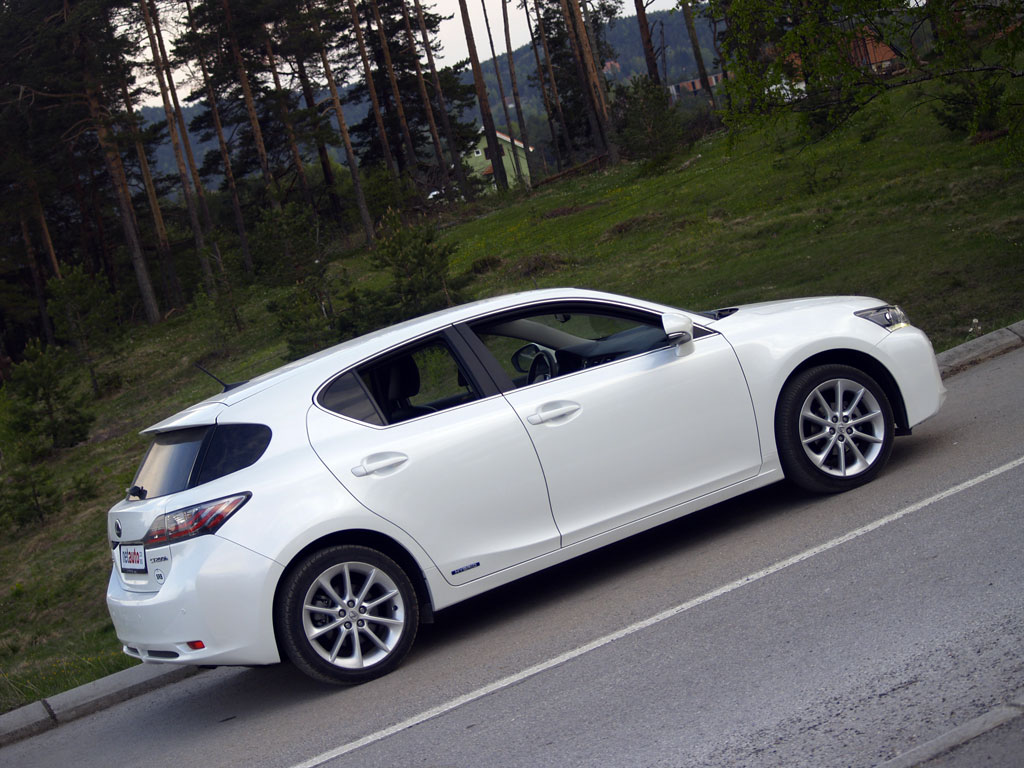 Lexus_CT200h-45