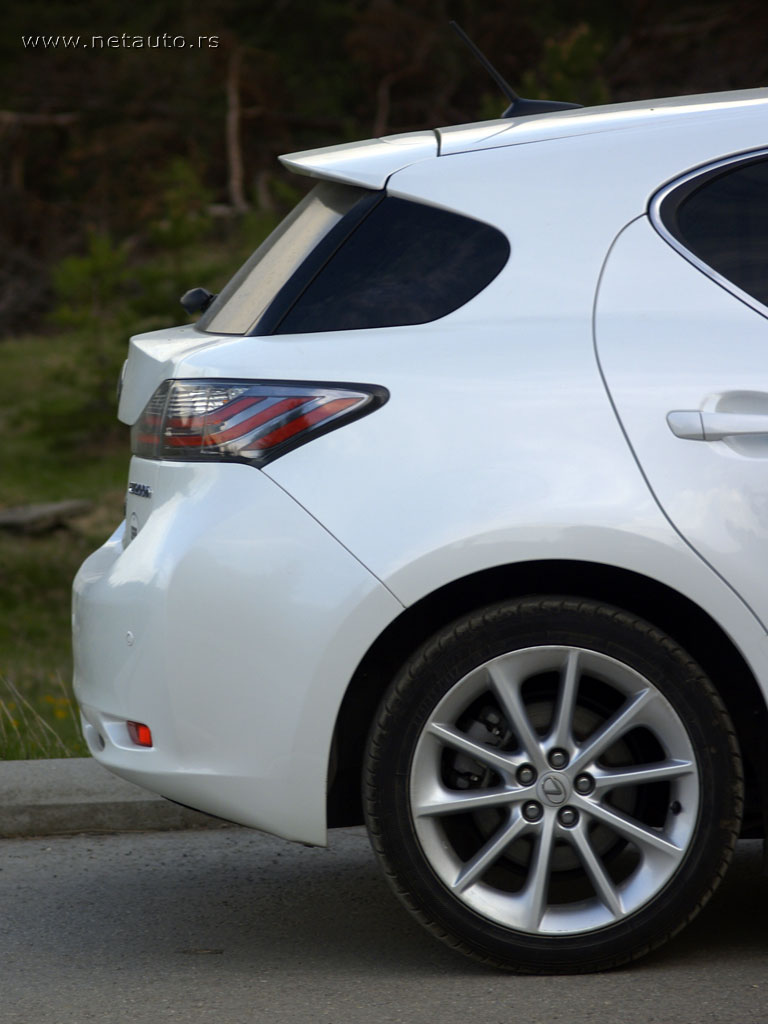 Lexus_CT200h-46